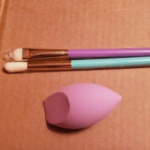 Tarte brushes and sponge